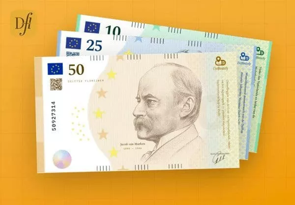 Een stapel illustratieve bankbiljetten op een oranje ondergrond. Bovenop ligt een wit bankbiljet van 50 met een grijs portret van een kale man in zijaanzicht. Links op dit biljet staat een blauw vlak met de EU-vlag en daaronder het getal 50. Rechts op het biljet staan enkele kleurrijke symbolen en lijnen. Daaronder steken nog twee andere biljetten uit: een biljet van 25 en een biljet van 10, beide met de EU-vlag linksboven en sterren en strepen in lichtblauwe en groene tinten.
