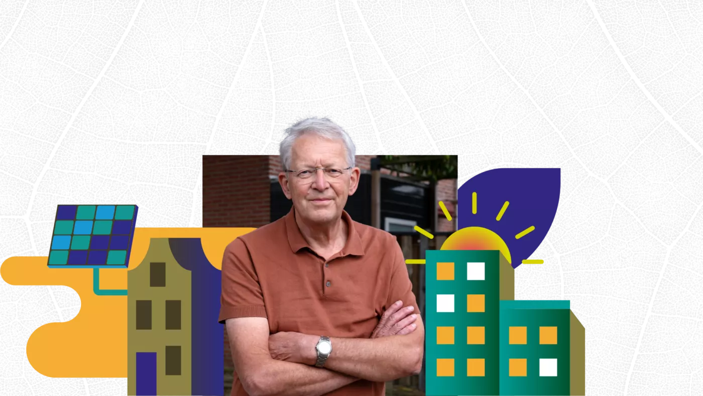 Een oudere man met wit haar en gekruiste armen in een oranje-bruine polo, omgeven door kleurrijke grafische illustraties van gebouwen, een zonnepaneel en een opkomende zon.